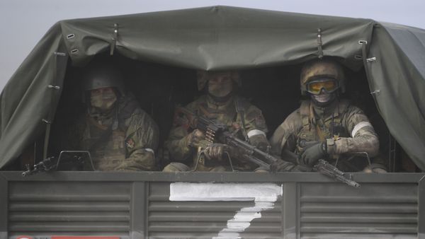 Военнослужащие ВС РФ в автомобиле колонны военной техники в Армянске - Sputnik Армения