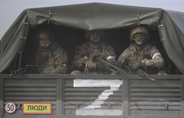 Военнослужащие ВС РФ в автомобиле колонны военной техники в Армянске - Sputnik Армения