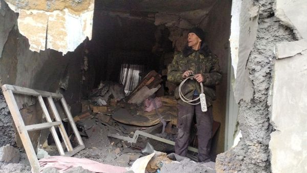 Житель Горловки (ДНР) в доме, разрушенном в результате применения БМ-21 "Град" по жилому сектору.  - Sputnik Армения