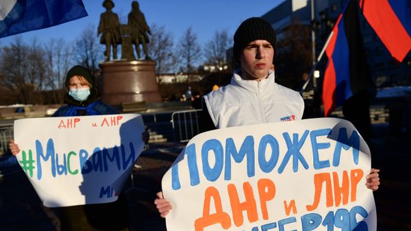 Активисты на площади Труда в Екатеринбурге у пункта сбора гуманитарной помощи для эвакуированных жителей Донбасс - Sputnik Армения