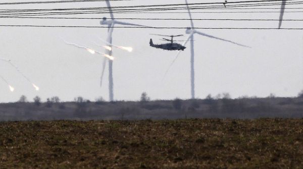 Вертолет Ка-52М около колонны военной техники ВС РФ в Армянске - Sputnik Армения