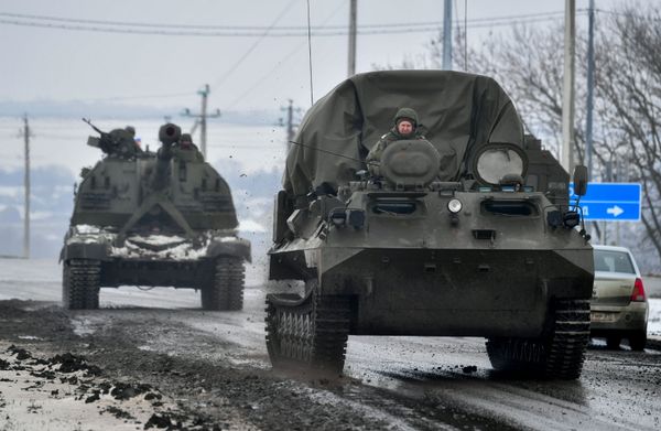 Российская военная техника движется по дороге у границы с Украиной в Белгородской области, Россия - Sputnik Армения