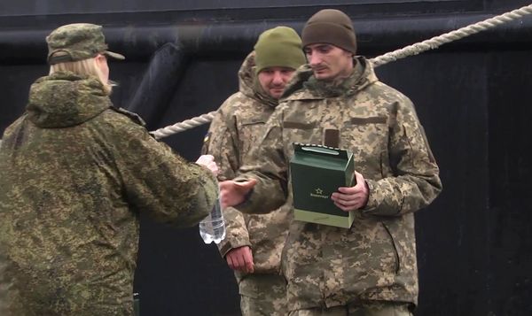 Военнослужащие ВСУ, добровольно сдавшиеся в плен,  получают продовольствие и воду по прибытии в Севастополь - Sputnik Армения