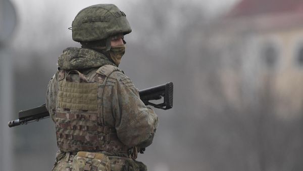 Военнослужащий ВС РФ в Армянске - Sputnik Армения