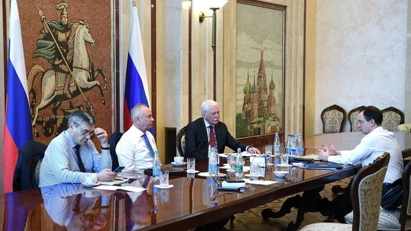 Делегация РФ, прибывшая на переговоры с представителями Украины: глава делегации переговорщиков от РФ Владимир Мединский (справа), заместитель министра иностранных дел РФ Андрей Руденко, заместитель министра обороны РФ Александр Фомин и полпред РФ в контактной группе по урегулированию ситуации в Донбассе, посол России в Белоруссии Борис Грызлов (слева направо) в посольстве России в Белоруссии (27 февраля 2022). Минск - Sputnik Армения