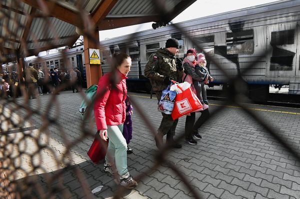 Прибывшие из Львова жители Украины на железнодорожном вокзале в Пшемысле (27 февраля 2022). Польша - Sputnik Армения