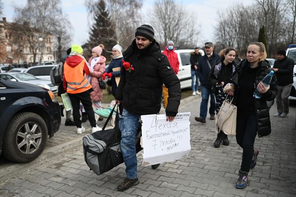 Прибывшие из Львова жители Украины на железнодорожном вокзале в Пшемысле (27 февраля 2022). Польша - Sputnik Армения