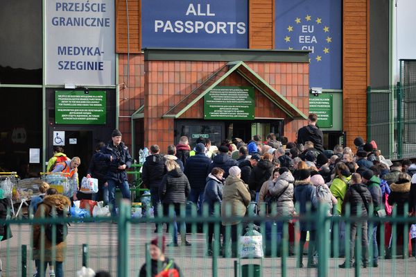Жители Украины на КПП Медыка-Шегини на польско-украинской границе (26 февраля 2022). Польша - Sputnik Армения