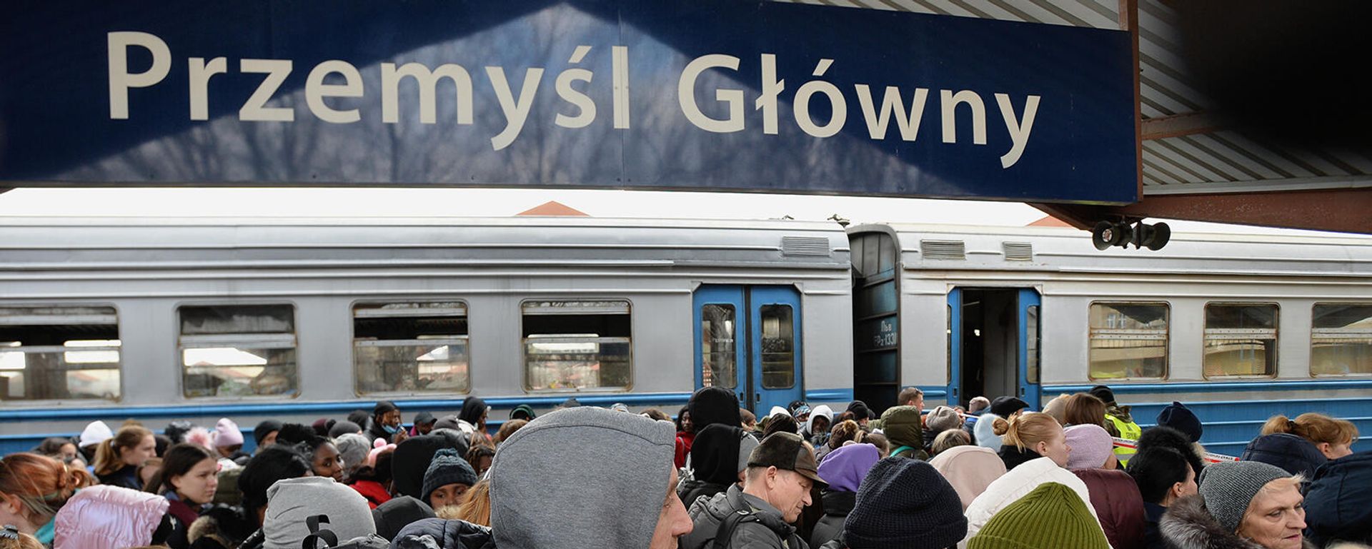 Прибывшие из Львова жители Украины на железнодорожном вокзале в Пшемысле (27 февраля 2022). Польша - Sputnik Армения, 1920, 22.03.2022