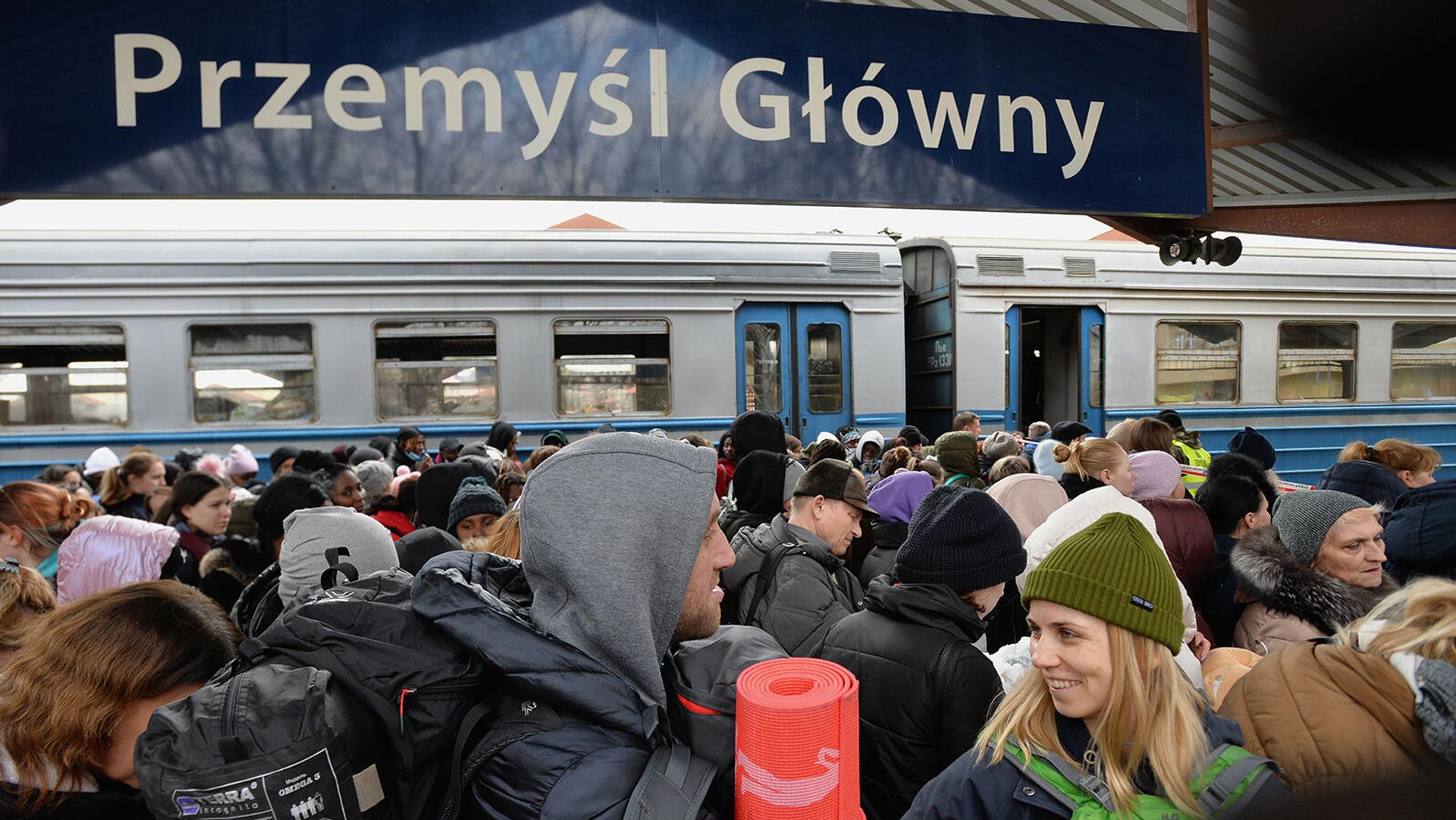 Прибывшие из Львова жители Украины на железнодорожном вокзале в Пшемысле (27 февраля 2022). Польша Прибывшие из Львова жители Украины на железнодорожном вокзале в Пшемысле (27 февраля 2022). Польша - Sputnik Армения, 1920, 22.03.2022
