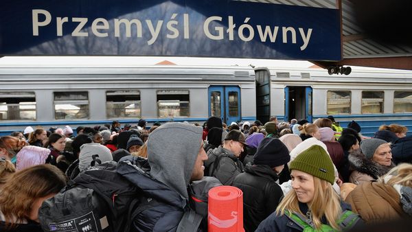 Прибывшие из Львова жители Украины на железнодорожном вокзале в Пшемысле (27 февраля 2022). Польша - Sputnik Армения