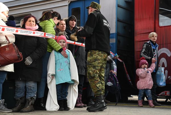 Прибывшие из Львова жители Украины на железнодорожном вокзале в Пшемысле (27 февраля 2022). Польша - Sputnik Армения