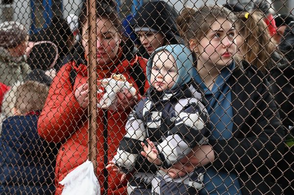 Прибывшие из Львова жители Украины на железнодорожном вокзале в Пшемысле (27 февраля 2022). Польша - Sputnik Армения