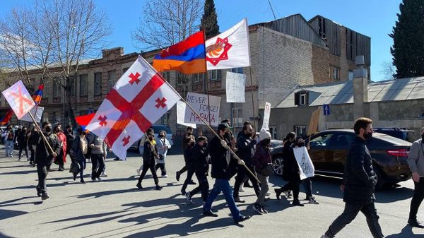 В Ереванском парке Авлабара молодежный союз Грузии провел показ картин, посвященных теме погромов в Сумгаите, Баку и Мараге (27 февраля 2022). Тбилиси - Sputnik Армения