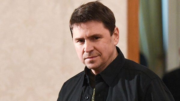Советник руководителя Офиса президента Украины Михаил Подоляк перед началом российско-украинских переговоров (28 февраля 2022). Гомельская область - Sputnik Армения