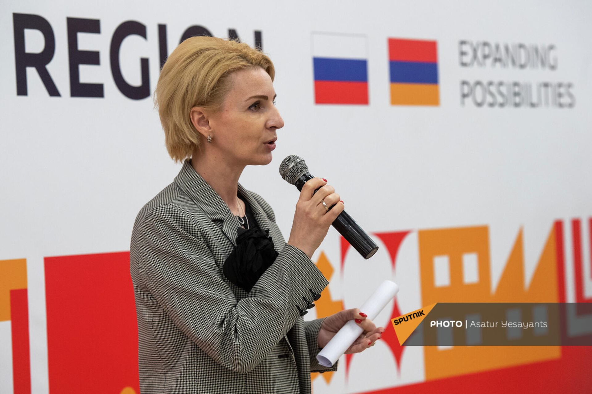 Торговый представитель РФ в Армении Анна Донченко на открытии шоу-рума товаров и услуг от рязанских производителей (28 февраля 2022)․ Ереван Торговый представитель РФ в Армении Анна Донченко на открытии шоу-рума товаров и услуг от рязанских производителей (28 февраля 2022)․ Ереван - Sputnik Արմենիա, 1920, 28.02.2022