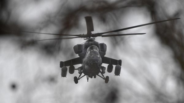 Ударный вертолет Ми-24 ВКС РФ в небе над Армянском - Sputnik Армения