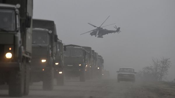 Колонна грузовых автомобилей ВС РФ и ударный вертолет Ми-24 ВКС РФ в Армянске - Sputnik Армения