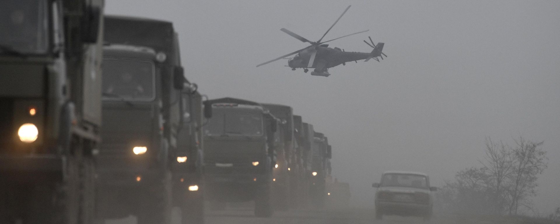 Колонна грузовых автомобилей ВС РФ и ударный вертолет Ми-24 ВКС РФ в Армянске - Sputnik Армения, 1920, 04.07.2023