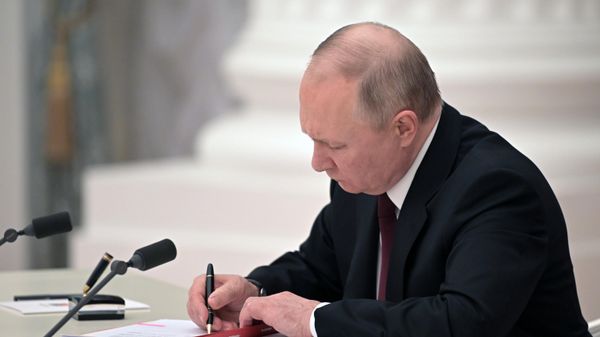 Президент РФ Владимир Путин во время подписания указов - Sputnik Армения