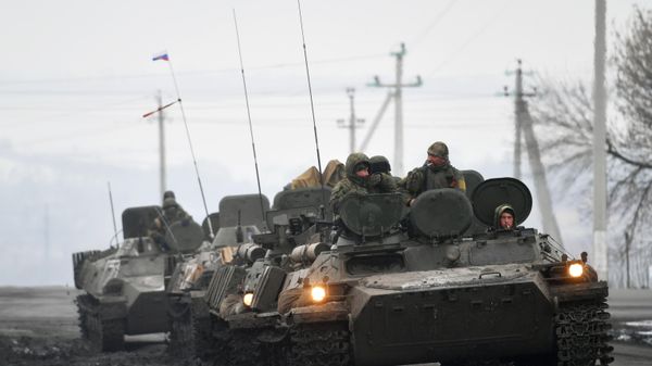 Военнослужащие РФ на шоссе возле границы с Украиной в Белгородской области - Sputnik Армения