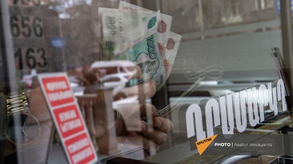 Сотрудник обменного пункта валюты в Ереване считает российские рубли - Sputnik Армения