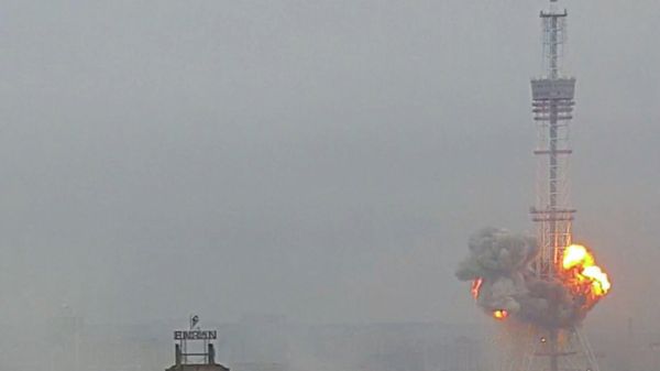 Видео попадания снаряда в телевышку в Киеве - Sputnik Армения