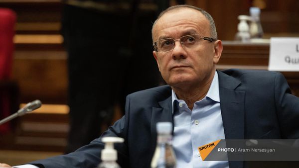 Депутат от фракции Айастан Сейран Оганян на очередном заседании Национального Собрания Армении (2 марта 2022). Еревaн - Sputnik Армения