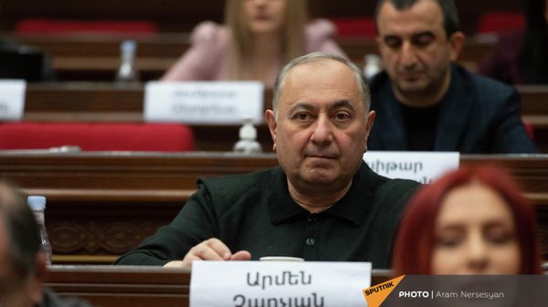 Депутат от фракции Айастан Армен Чарчян на очередном заседании Национального Собрания Армении (2 марта 2022). Еревaн - Sputnik Армения