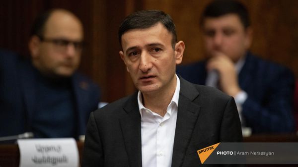 Депутат от фракции Гражданский договор Бабкен Тунян на очередном заседании Национального Собрания Армении (2 марта 2022). Еревaн - Sputnik Армения