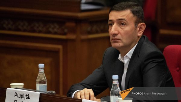Депутат от фракции Гражданский договор Бабкен Тунян на очередном заседании Национального Собрания Армении (2 марта 2022). Еревaн - Sputnik Армения