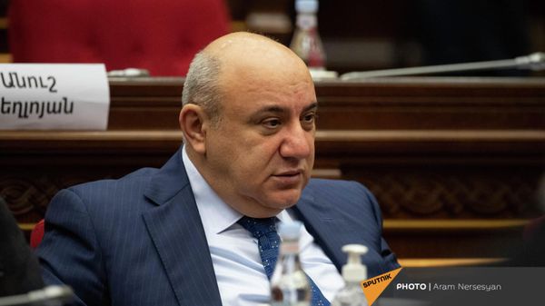 Депутат от фракции Гражданский договор Гурген Арсенян на очередном заседании Национального Собрания Армении (2 марта 2022). Еревaн - Sputnik Армения