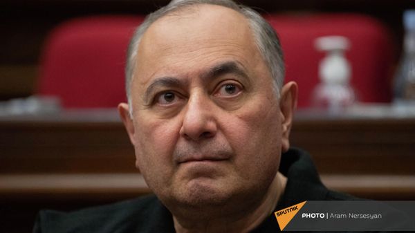 «Հայաստան» խմբակցության պատգամավոր Արմեն Չարչյանը Ազգային ժողովի հեթական նիստի ժամանակ (2 մարտի, 2022թ). Երևան - Sputnik Արմենիա