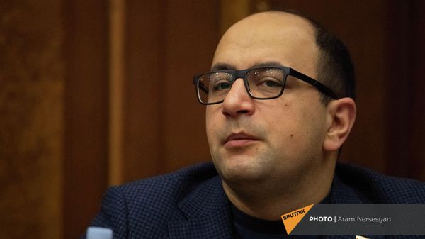 Депутат от фракции Честь имею Айк Мамиджанян на очередном заседании Национального Собрания Армении (2 марта 2022). Еревaн - Sputnik Армения