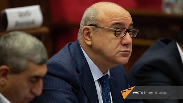 Депутат от фракции Гражданский договор Гурген Арсенян на очередном заседании Национального Собрания Армении (2 марта 2022). Еревaн - Sputnik Армения