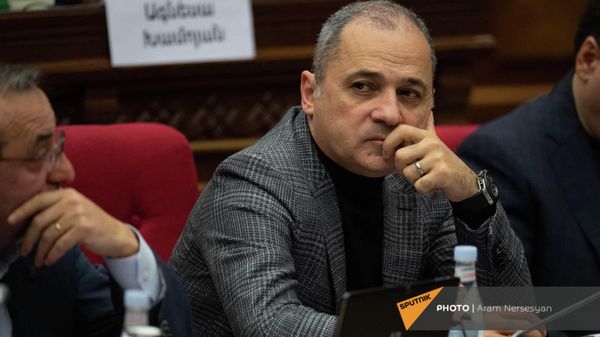 Депутат от фракции Айастан Ваге Акопян на очередном заседании Национального Собрания Армении (2 марта 2022). Еревaн - Sputnik Армения