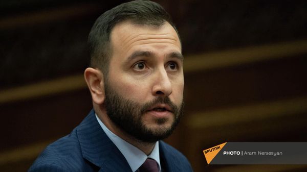 Руководитель фракции Гражданский договор Айк Конджорян на очередном заседании Национального Собрания Армении (2 марта 2022). Еревaн - Sputnik Армения