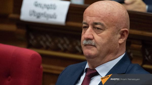 Депутат от фракции Гражданский договор Овик Агазарян на очередном заседании Национального Собрания Армении (2 марта 2022). Еревaн - Sputnik Армения