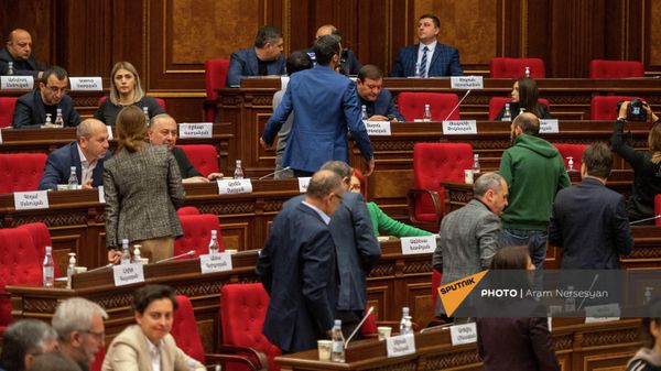 Депутаты перед началом очередного заседания Национального Собрания Армении (2 марта 2022). Еревaн - Sputnik Армения