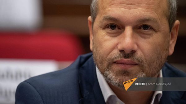 Депутат от фракции Айастан Гегам Назарян перед началом очередного заседания Национального Собрания Армении (2 марта 2022). Еревaн - Sputnik Армения