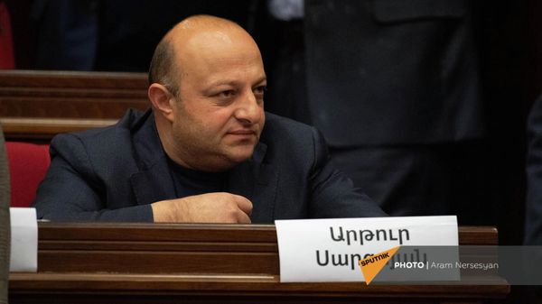 Депутат от фракции Айастан Артур Саркисян перед началом очередного заседания Национального Собрания Армении (2 марта 2022). Еревaн - Sputnik Армения