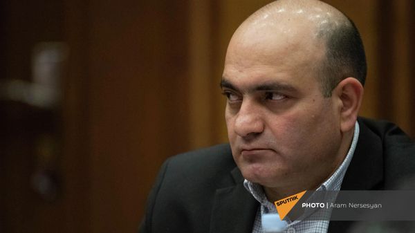 Депутат от фракции Армения Тадевос Аветисян перед началом очередного заседания Национального Собрания Армении (2 марта 2022). Еревaн - Sputnik Армения