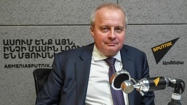 Հայաստանում Ռուսաստանի արտակարգ և լիազոր դեսպան Սերգեյ Կոպիրկինը Sputnik ռադիոկայանի տաղավարում - Sputnik Արմենիա
