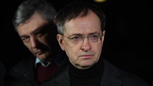 Помощник президента России Владимир Мединский (на первом плане) и заместитель министра иностранных дел РФ Андрей Руденко перед началом переговоров с Украиной (2 марта 2022). Беловежская пуща - Sputnik Армения