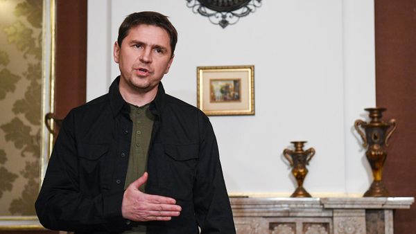 Советник руководителя Офиса президента Украины Михаил Подоляк отвечает на вопросы журналистов после завершения российско-украинских переговоров (28 февраля 2022). Белоруссия - Sputnik Армения