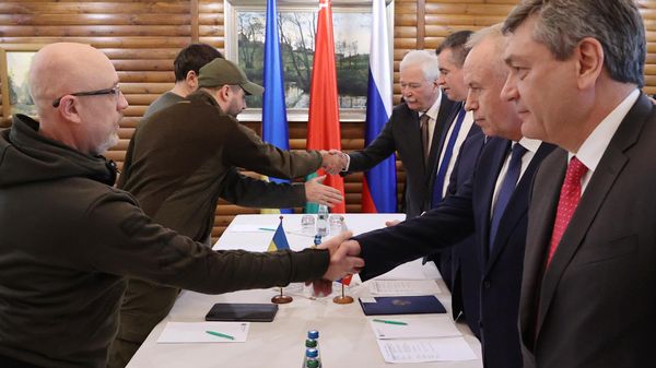 Члены делегаций приветствуют друг друга перед началом российско-украинских переговоров (3 марта 2022). Белоруссия - Sputnik Армения