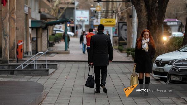 Մարդիկ Սայաթ-Նովայի պողոտայում - Sputnik Արմենիա
