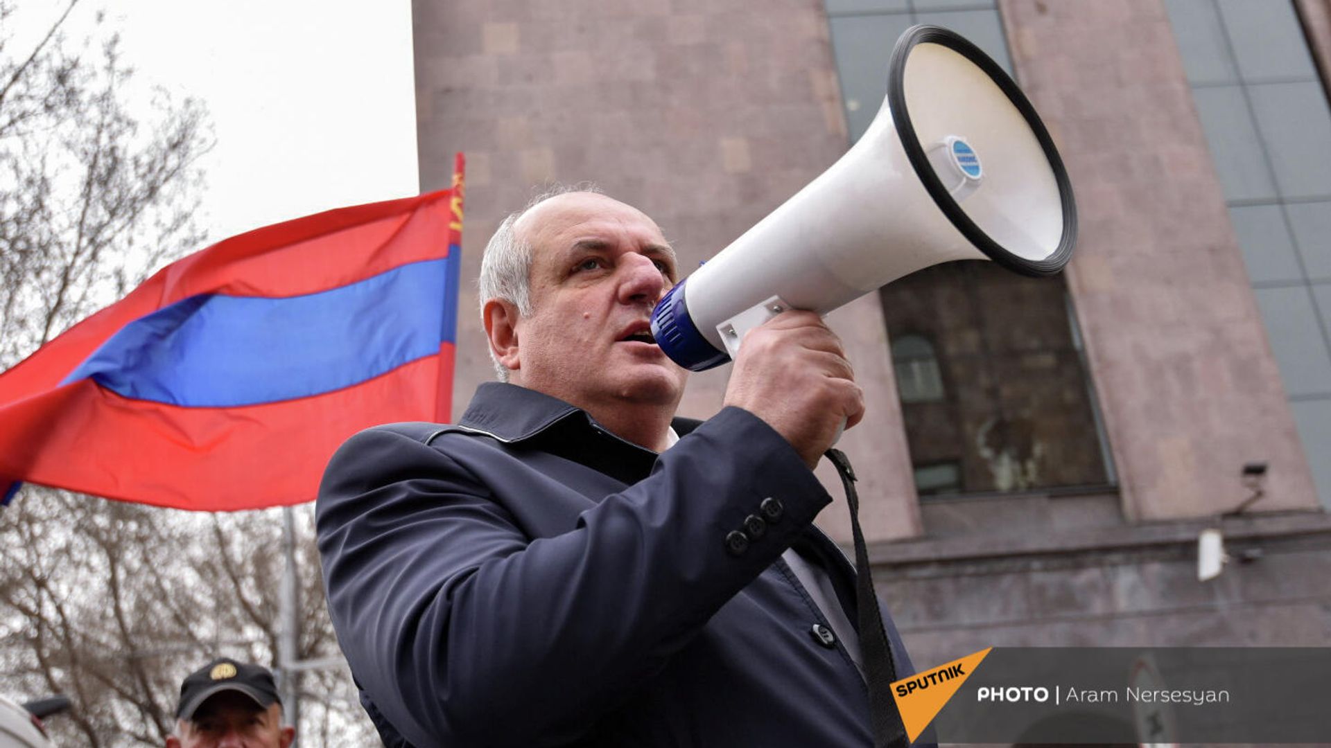 Компартия Армении провела акцию поддержки у посольства России (4 марта 2022). Еревaн Компартия Армении провела акцию поддержки у посольства России (4 марта 2022). Еревaн - Sputnik Армения, 1920, 04.03.2022