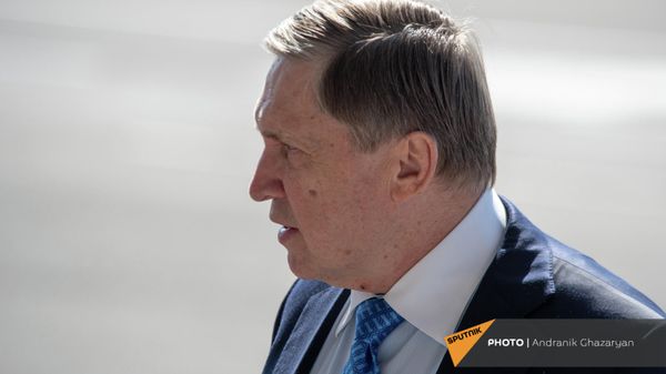 Помощник президента РФ Юрий Ушаков в аэропорту Звартноц (1 октября 2019). Еревaн - Sputnik Армения