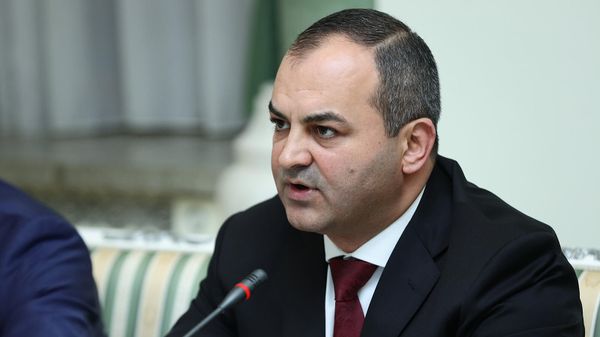Генеральный прокурор Армении Артур Давтян принял делегацию во главе с заместителем генерального прокурора России, генеральным военным прокурором Валерием Петровым (4 марта 2022). Еревaн - Sputnik Армения